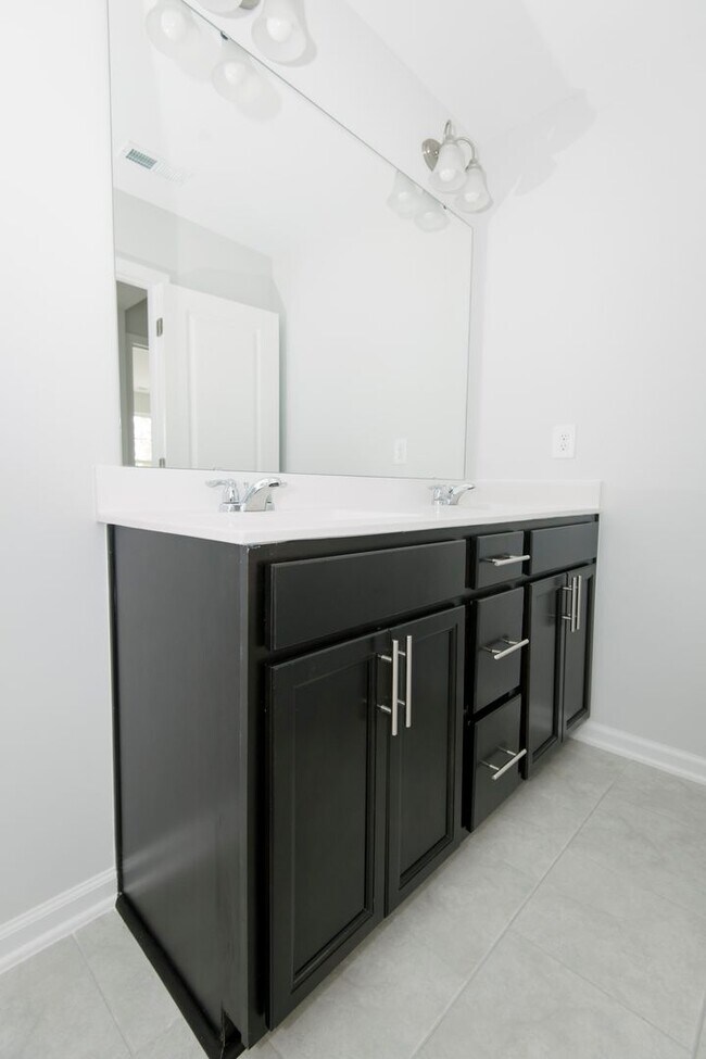 Building Photo - Beautiful 3 Bedroom 2.5 Bathroom Townhome Located in Downton Square, Holly Springs! Available Jul...