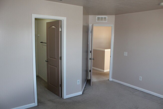 Building Photo - Beautiful 4 Bedroom in Avon!