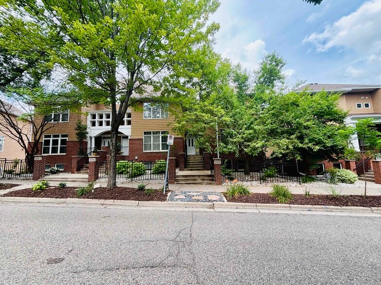 Primary Photo - 222 Ridgewood Ave