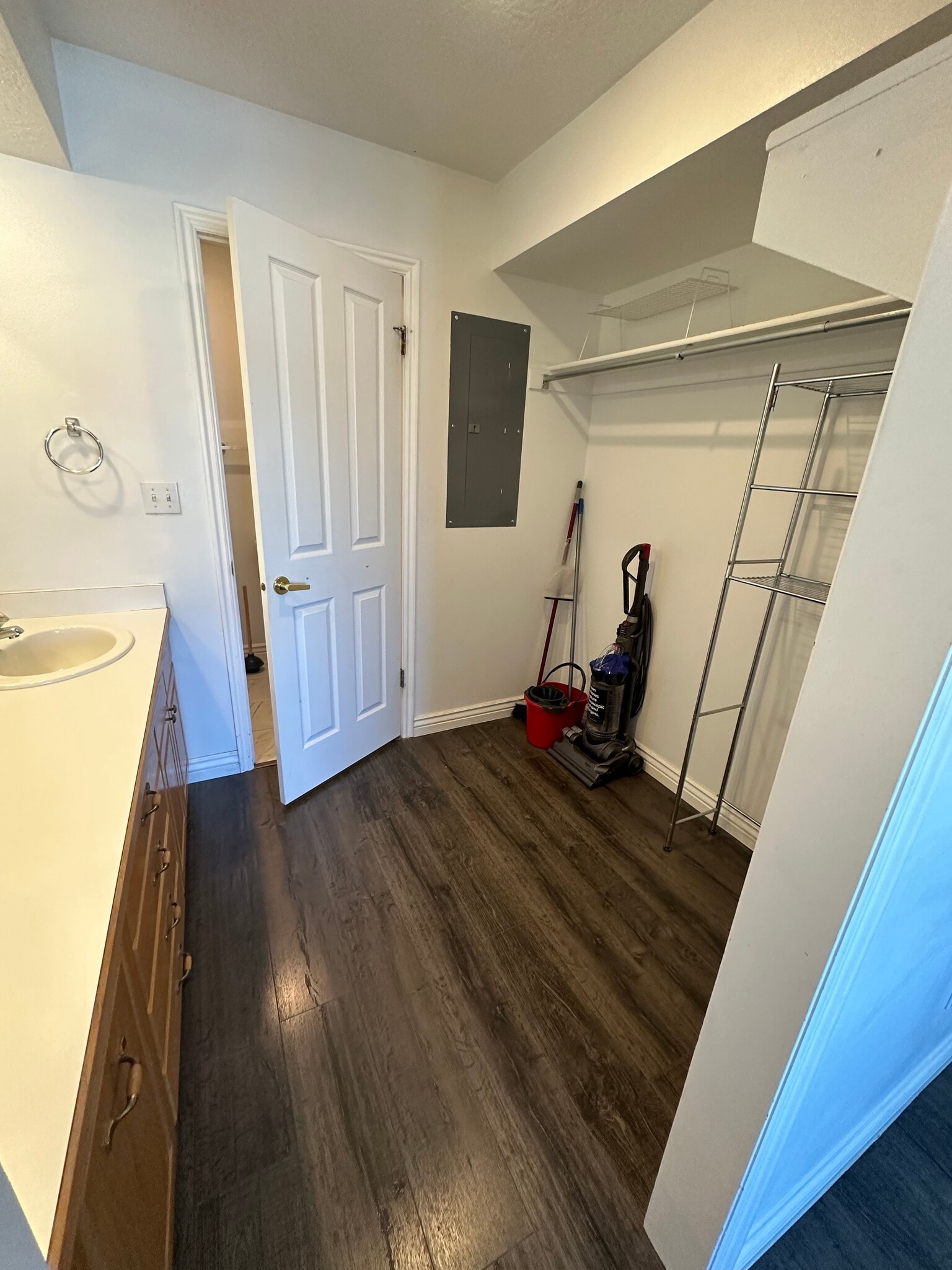 Building Photo - 1559 N Riverside Ave #10