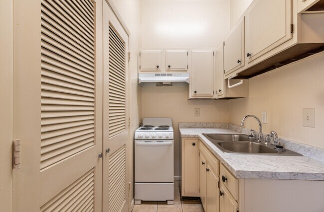 Building Photo - 206 Princeton Dr SE