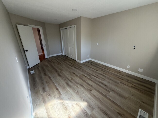 Building Photo - 4940 4940 S