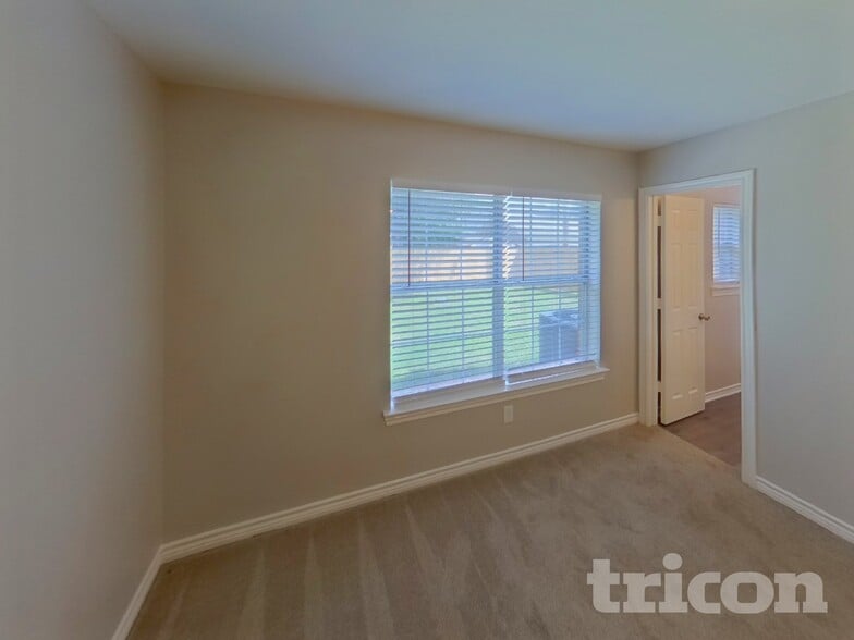 Building Photo - 185 Trout St