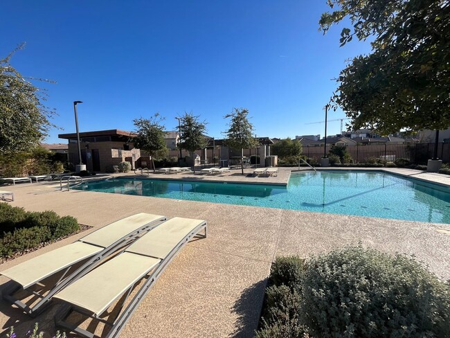 Building Photo - Beautiful 3 Bedroom Townhome in the Southw...
