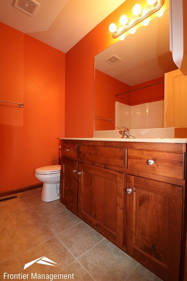 Building Photo - Gorgeous Duplex with Amazing View Off of Scenic Drive!