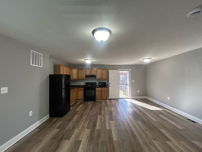 Building Photo - 4 Bedrooms with 2 full bathroom