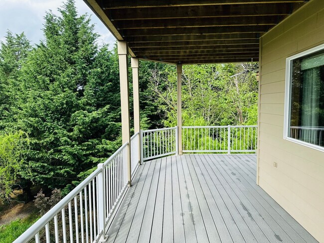 Building Photo - Stunning Custom Home with Beautiful Views