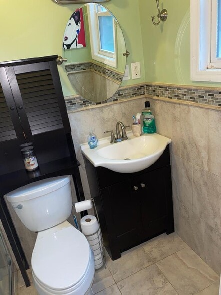 master bedroom bath 2 - 1806 Cliff St