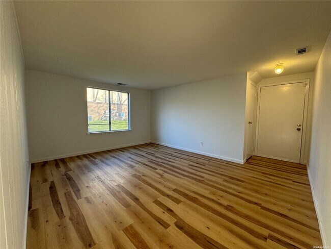 Building Photo - 91 Glen Hollow Dr