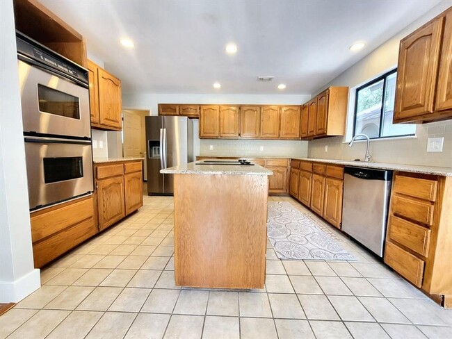 Building Photo - Beautiful and Spacious 4 BR / 3 BA Home fo...