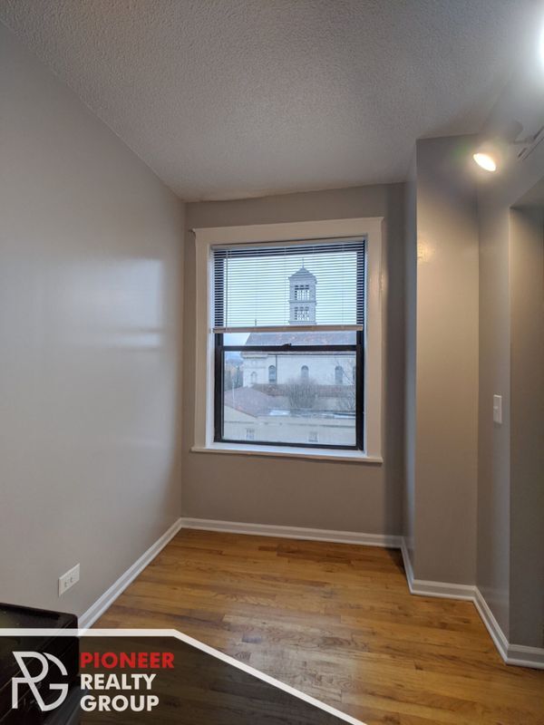 Building Photo - 4242 N Sheridan Rd