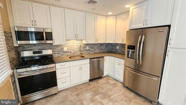 Building Photo - 213 8th St