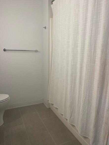 Building Photo - 987 Queen St