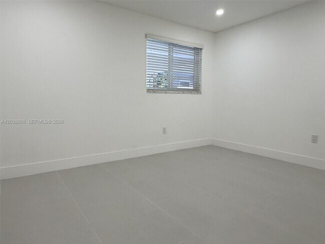 Building Photo - 501 NW 25th Ct