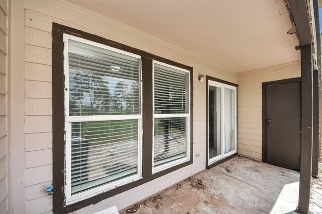 Building Photo - No Carpet. Private Yard. Extra Storage. What More Could You Ask For?