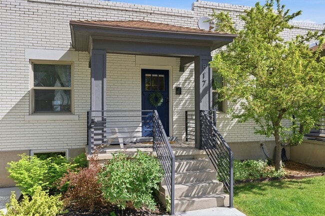 Building Photo - 817 Ramona Ave