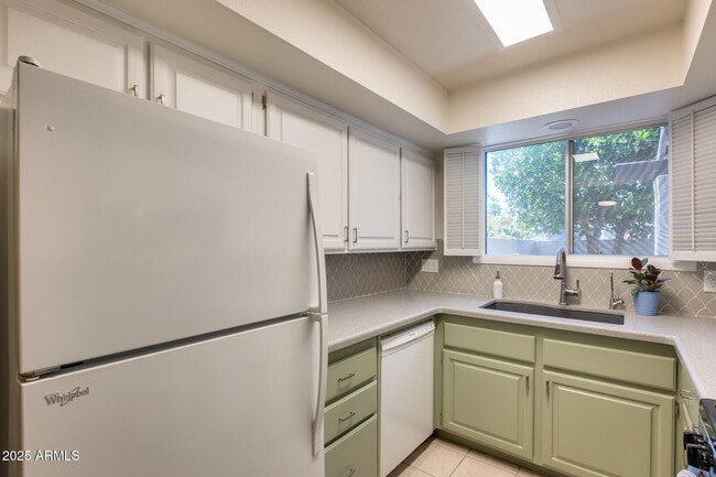 Building Photo - 2338 W Lindner Ave
