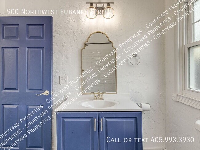 Building Photo - 900 NW Eubanks St