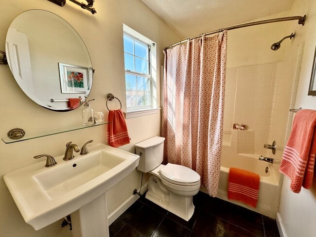 Building Photo - Available 08-08-25 in Cedar Crossing! A Pe...