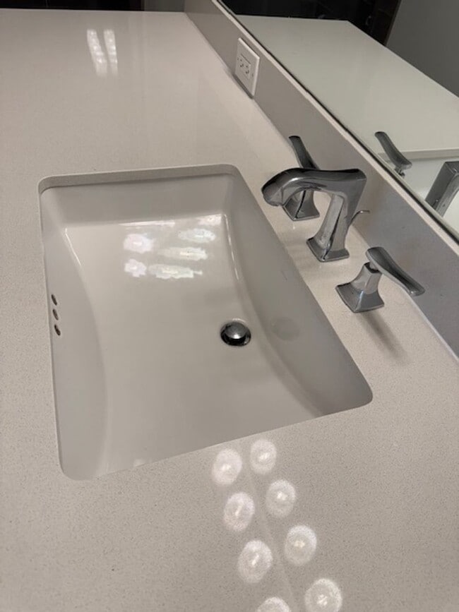 Building Photo - Steps from Alamitos Beach! Modern 1 bed 1 ...