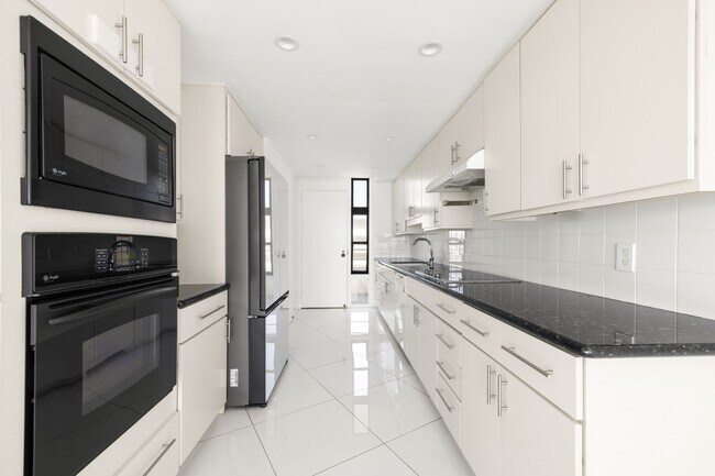 Building Photo - 4267 Marina City Dr