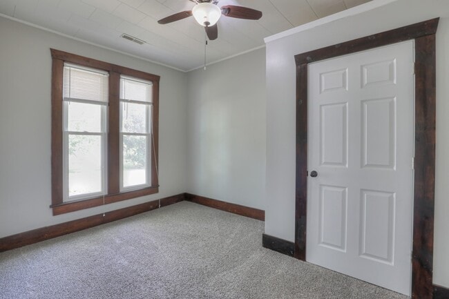 Building Photo - 308 Elm Ave