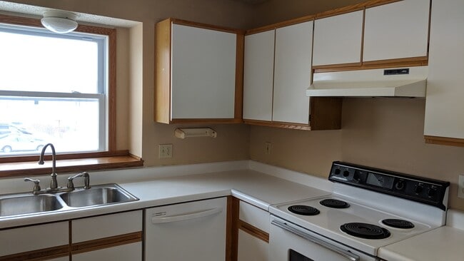 Building Photo - 3-bedroom, 2-bath Townhome in Coralville