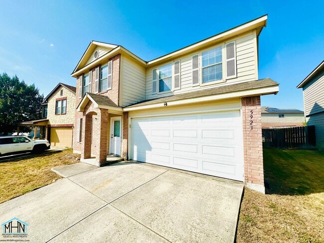 Building Photo - Looking for space, comfort, and convenienc...