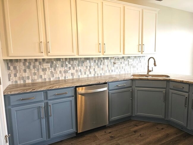 Building Photo - 306 Parkside Dr