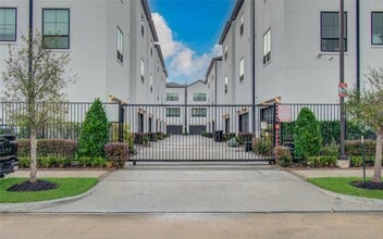 Building Photo - 2810 Grand Fountains Dr