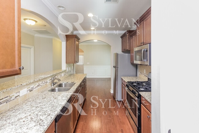 Building Photo - The living is easy in this lovely 5 bedroo...