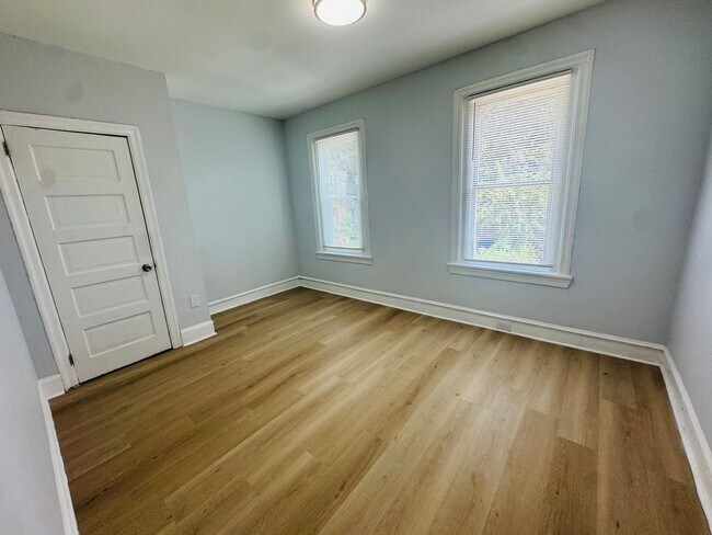 Building Photo - Remodeled 3bd/1 House with Rear yard!! SEC...