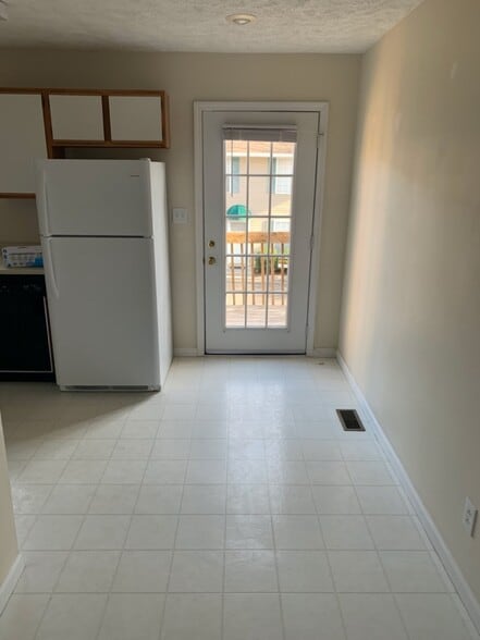 Building Photo - 14 Lake Village Ct