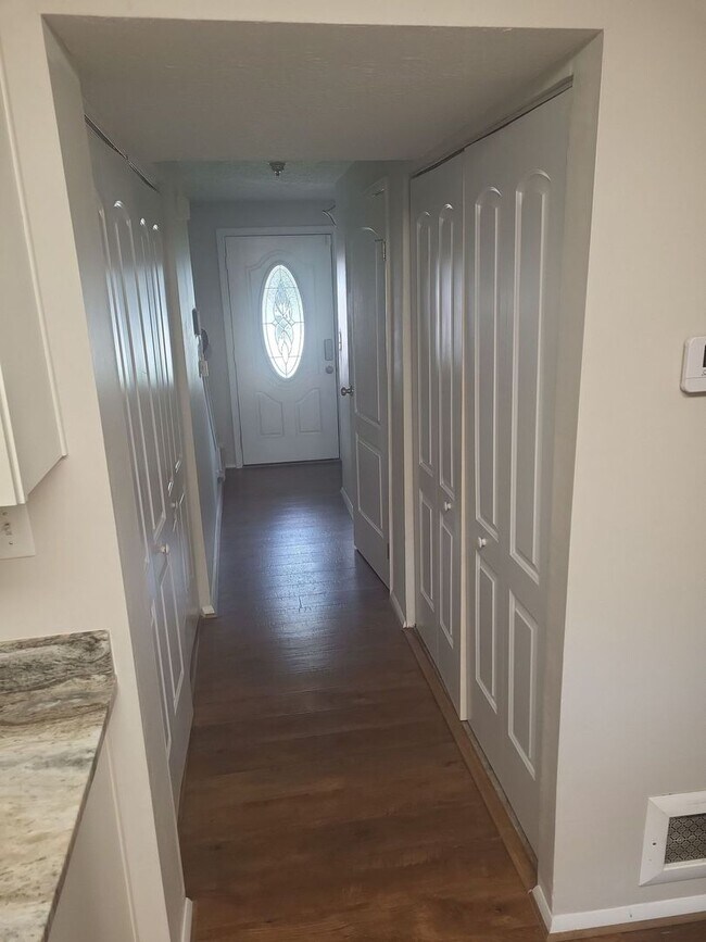 Building Photo - 916 Chatsworth Dr