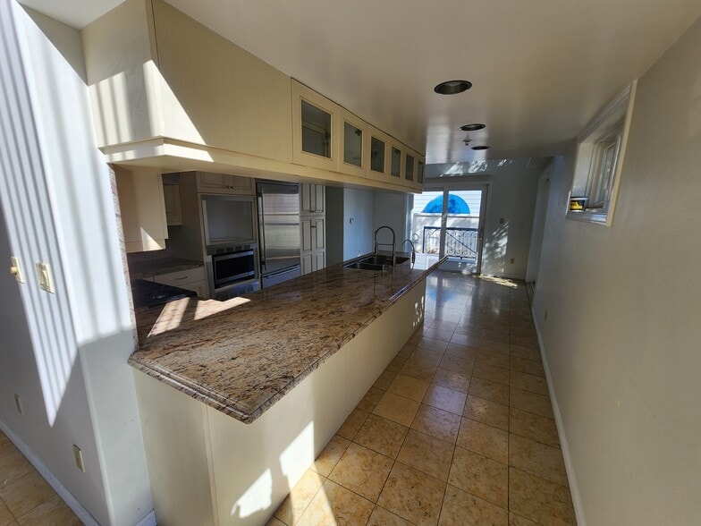 Building Photo - 10389 Almayo Ave