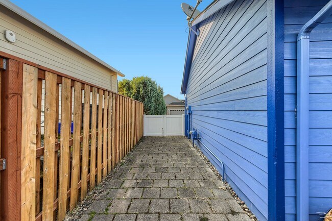 Building Photo - Single-Level 4BR/2BA Ranch — Spacious 3-Car Garage & Low-Maintenance Yard (Oregon City / Fairway ...