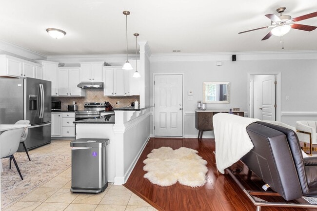 Building Photo - Furnished Townhome – All Inclusive | Gated...