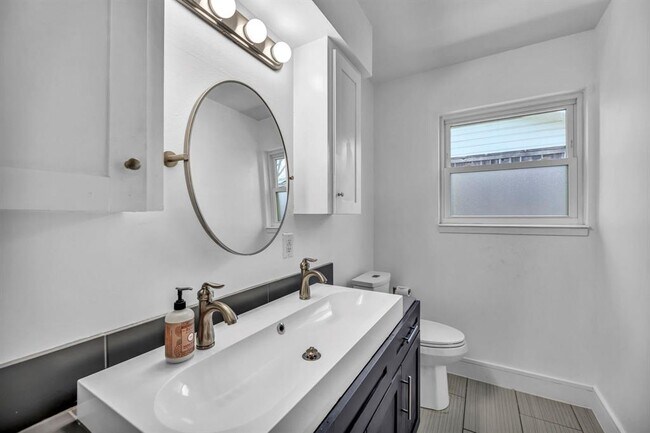 Building Photo - 2805 Silverway Dr