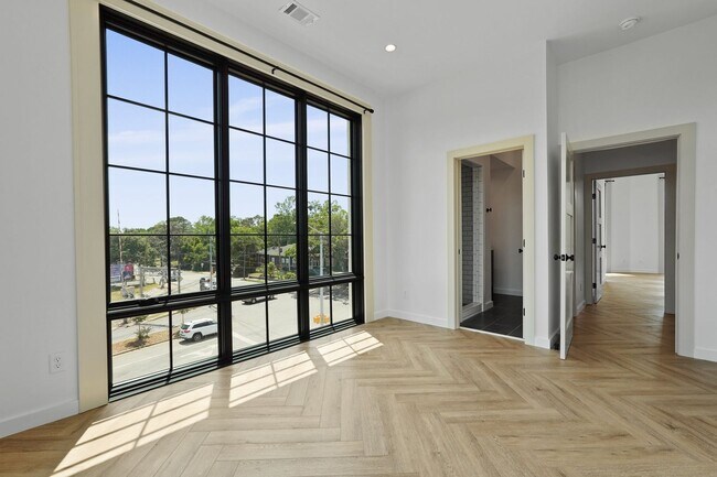 Building Photo - The 912 Building C