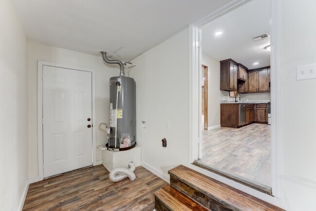 Building Photo - 305 Yaupon St