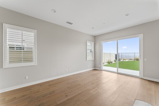 Building Photo - "Spacious Santa Clarita Sanctuary: 4-Bedro...