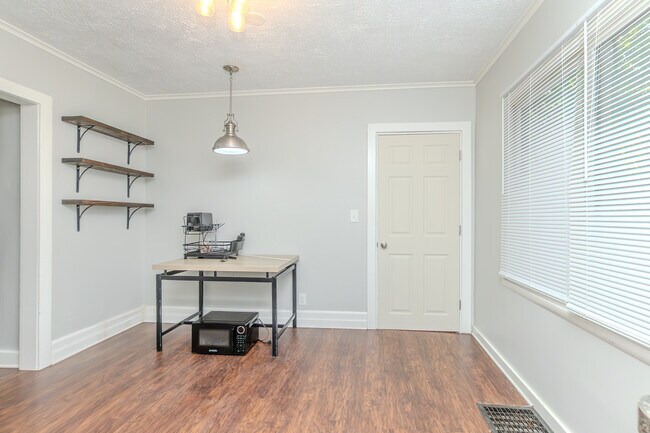 Building Photo - 402 Koch Ave