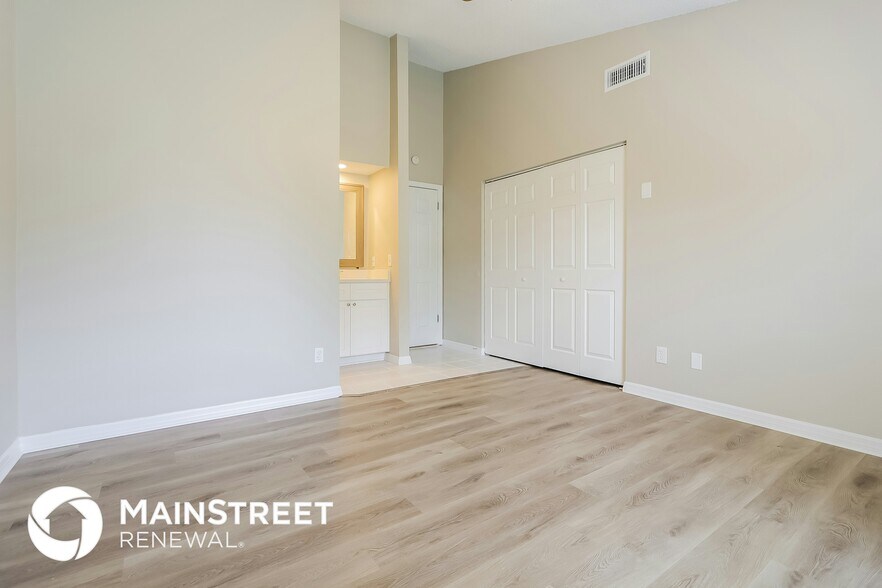 Building Photo - 2120 Redleaf Dr