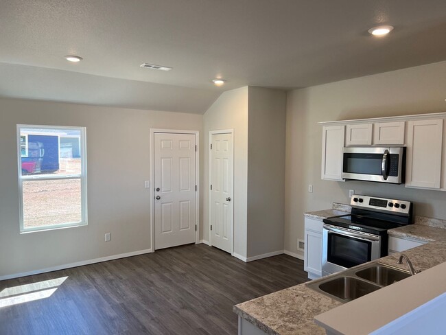 Building Photo - 1/2 Off First Months Rent!! Beautiful New ...