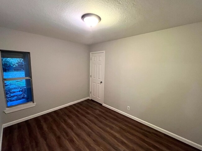 Building Photo - 3033 W Sonoma Ave