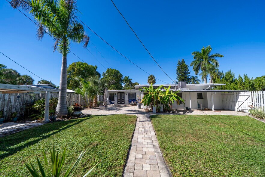 Building Photo - 4464 E Riverside Dr