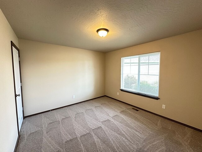 Building Photo - 3/2 Radiant Lake Home