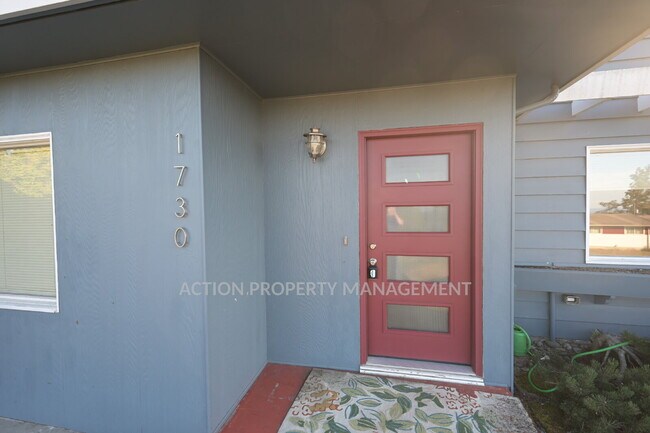 Building Photo - 4 bed 2 bath home in Port Angeles