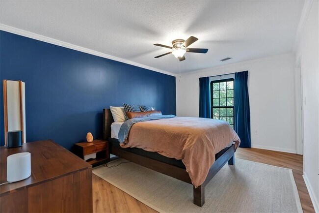 Building Photo - 25109 Plantation Dr NE