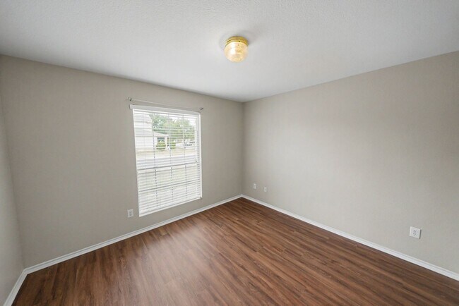 Building Photo - 11114 Hillsdale Loop